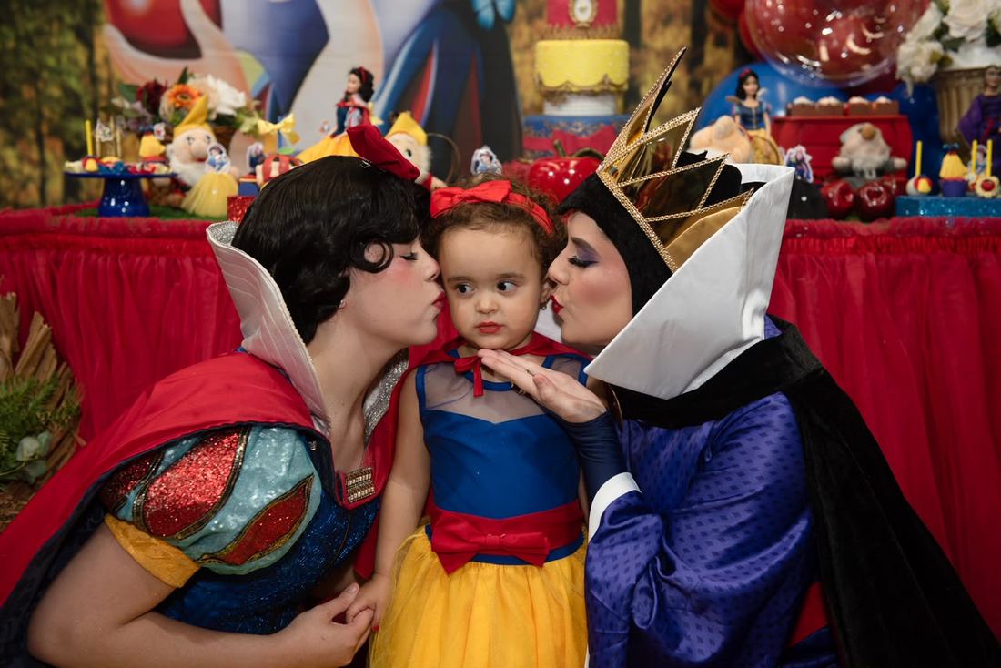 Personagens vivas Branca de Neve e Rainha Má com a aniversariante em festa infantil